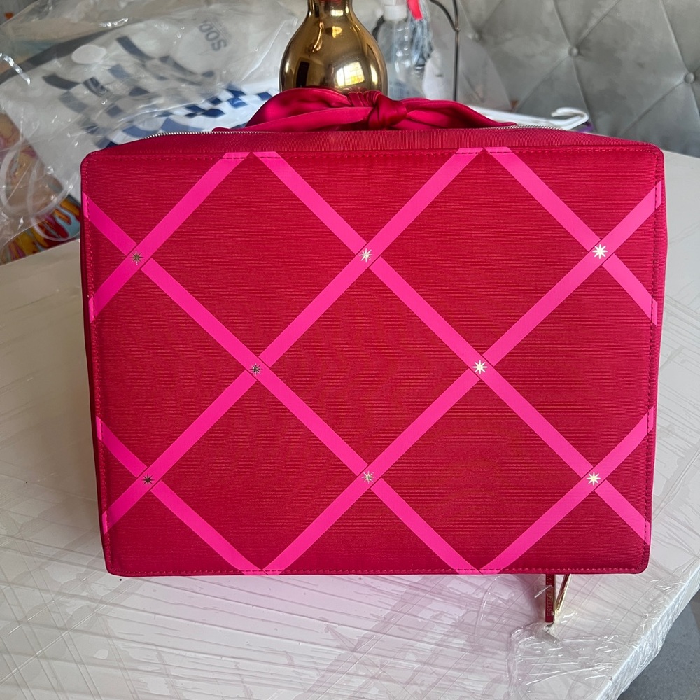 Estee lauder holiday gift set case.  Good Organizer/ cosmetics case